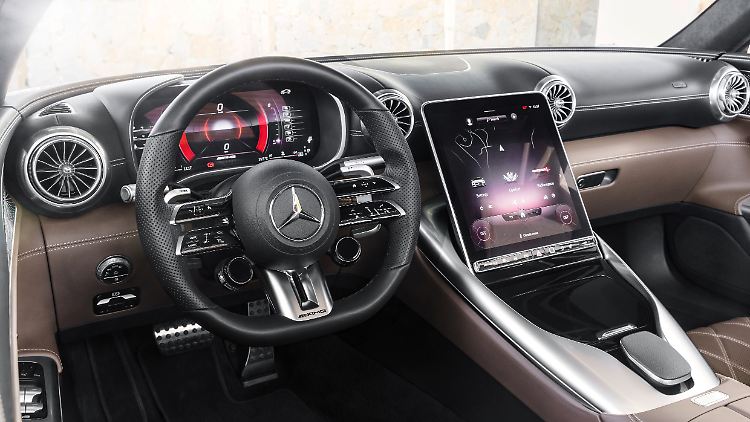 Im Innenraum profitiert der Mercedes SL tatsächlich von den Beigaben der neuen C-Klasse und das steht ihm gut.