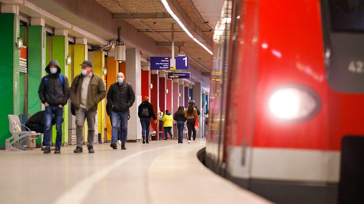 Masken ermöglichen auch in der Pandemie eine sichere Zugfahrt. 