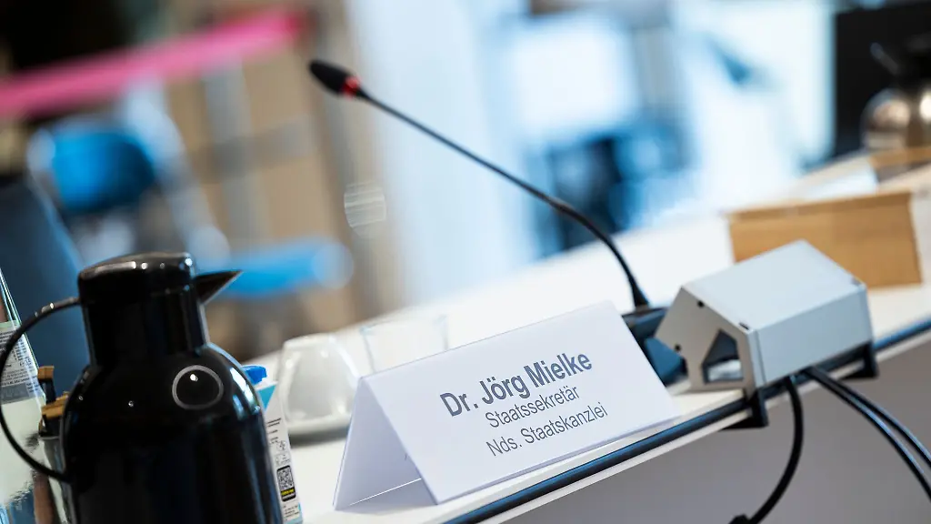 Staatssekretaer-Mielke-soll-ein-drittes-Mal-im-Untersuchungsausschuss-aussagen-diesmal-unter-Eid