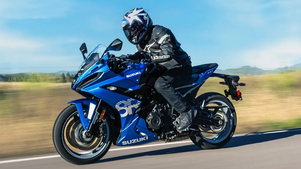 Suzuki-GSX-8R-01