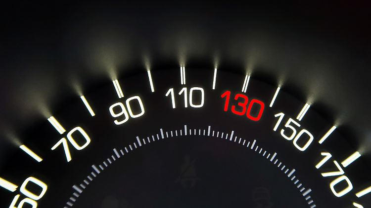 Falls die Ampel-Parteien beim Tempolimit mauern, will die Umwelthilfe notfalls vor Gericht ziehen. 
