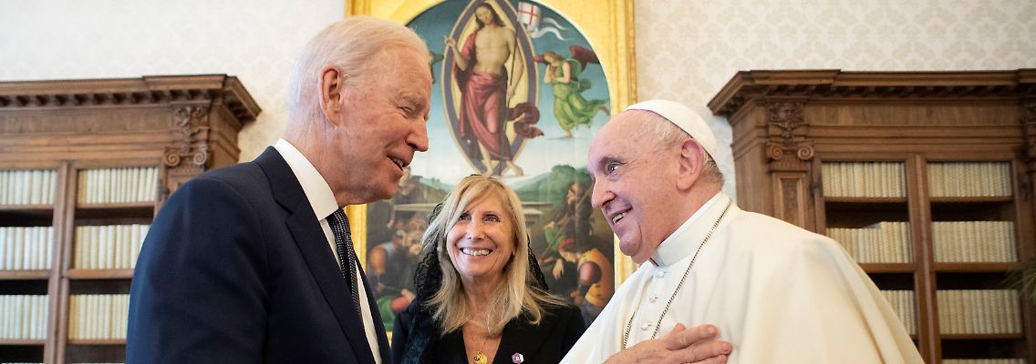 2021-10-29T123246Z_453119266_RC2NJQ9F69GZ_RTRMADP_3_POPE-BIDEN.JPG