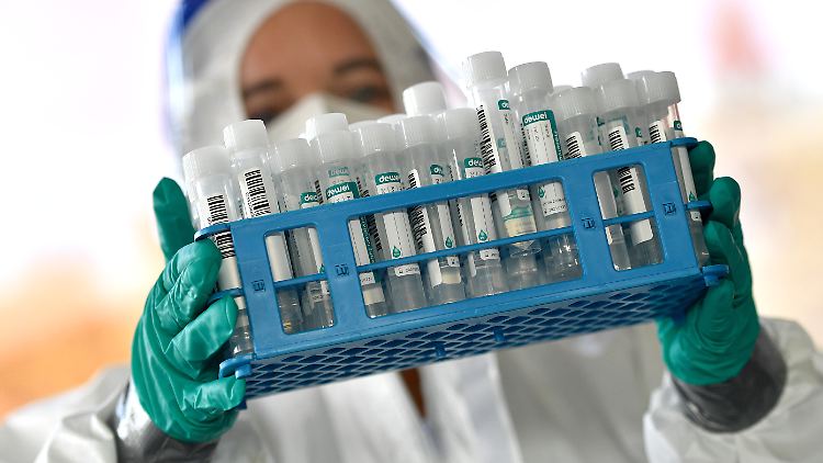 Die Zahl der positiv auf Covid-19 getesteten Menschen steigt in Deutschland rasant an.