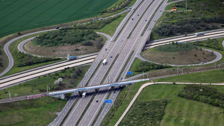 Autofahrer und Bahnkunden dürfen auf das Ergebnis der Koalitionsverhandlungen gespannt sein.