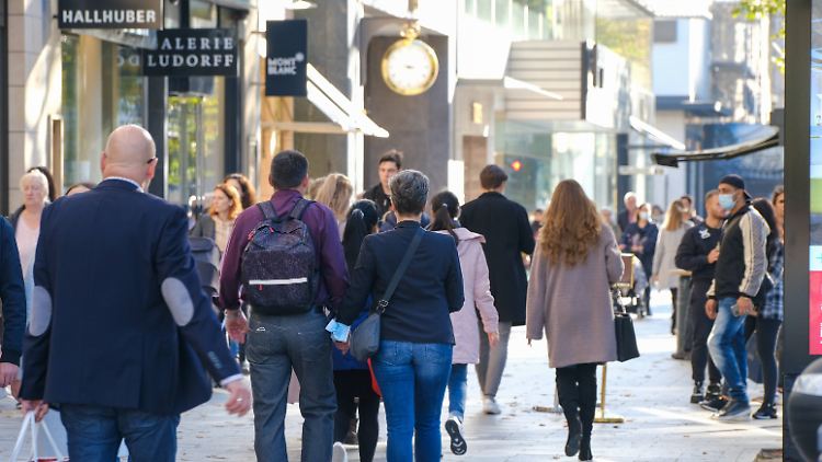 Menschen in Deutschland scheinen zuletzt wieder zurückhaltender bei ihren Kontakten zu werden.