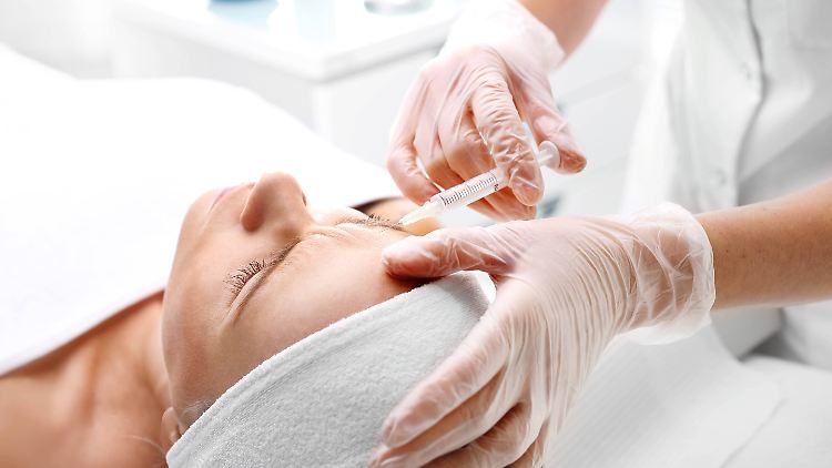 Botox und Faltenunterspritzen sind nach Einschätzung plastischer Chirurgen inzwischen "in der Mitte der Gesellschaft angekommen".