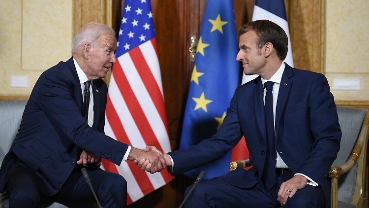 Demonstrative Vertrautheit: Biden und Macron in Rom.