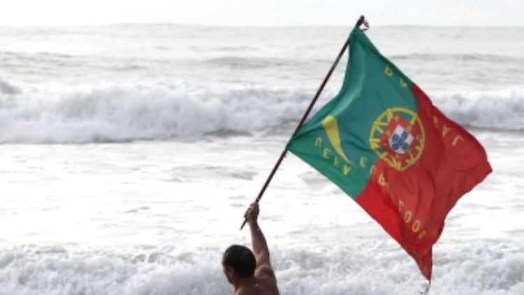 Portugiesischer Patriot beim traditionellen Neujahrsbad.