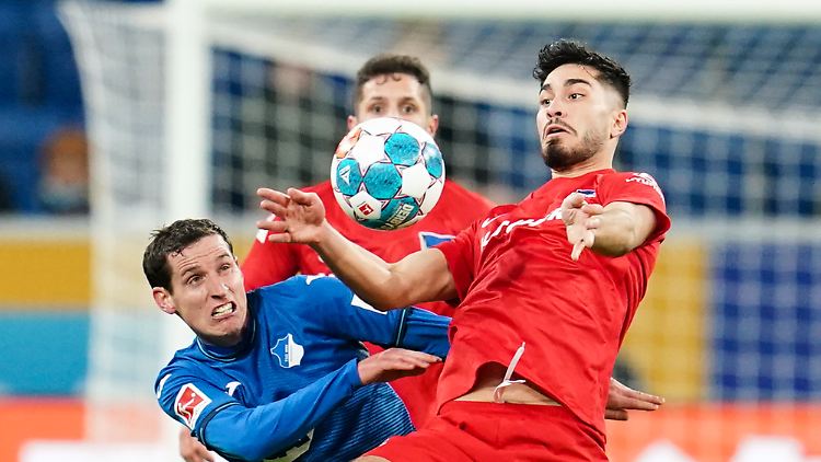 Hoffenheims Sebastian Rudy und Herthas Suat Serdar im Zweikampf.