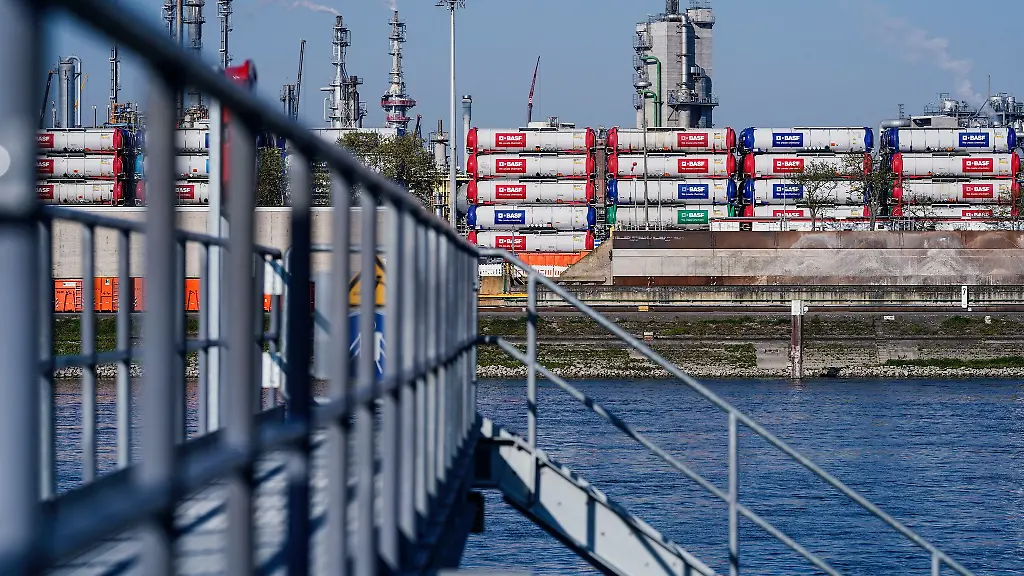 Die-Industrie-spielt-in-Rheinland-Pfalz-das-unter-anderem-Sitz-des-weltgroessten-Chemiekonzerns-BASF-ist-eine-immense-Rolle-Die-Stimmung-in-der-Branche-ist-mau-Archivbild