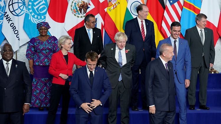 Da ist noch nicht alles am rechten Platz: Der G20-Gipfel in Rom startet mit turbulentem Gruppenbild.