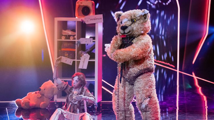 Wer sich unter dem Teddy-Kostüm verbirgt, ist noch geheim.