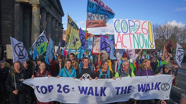 Klimaaktivisten gehen vor Gipfelbeginn für stärkere Anstrengungen gegen die Erderwärmung auf die Straße.