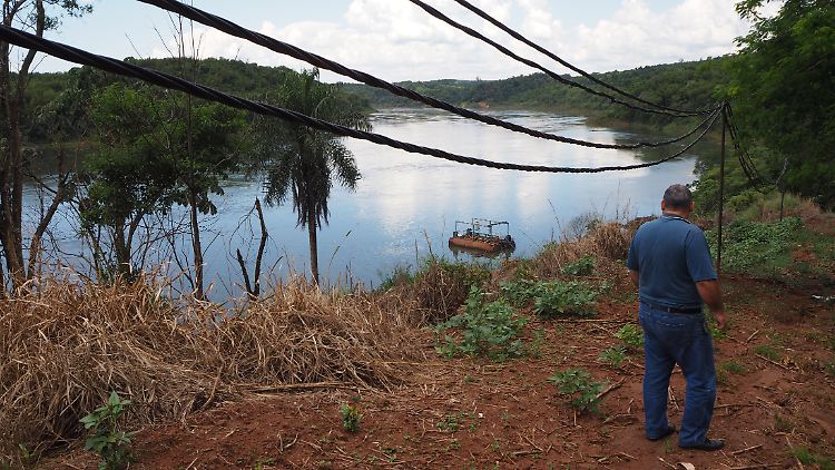 Der Paraná ist nach dem Amazonas der zweitwichtigste Fluss Südamerikas. Hier in Puerto Esperanza sank der Pegel um 13 Meter - ein Problem für Eduardo Raimondi, das Floß und die ganze Stadt.