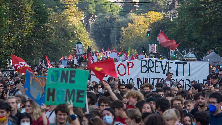 Umwelt-Aktivisten demonstrieren gegen die Klimapolitik der G20-Staaten.