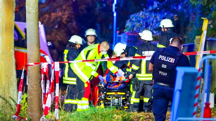 Bei dem Unfall mit einem SUV im brandenburgischen Schildow verstarben eine 60-Jährige und der Fahrer des Wagens. 