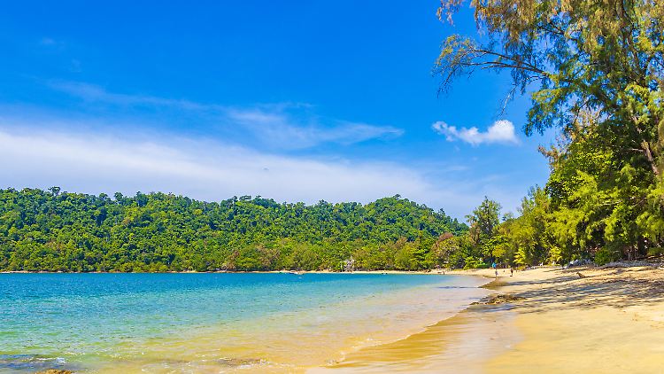 Thailands Strände sind derzeit besonders leer - auch wenn viele Einheimische eine neue Corona-Welle durch die Öffnung befürchten, sehnt die Wirtschaft die Touristen herbei.