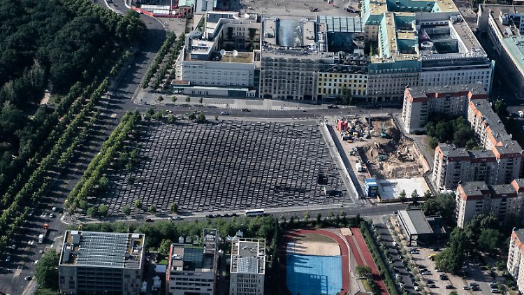 Unweit des Reichstags erinnert in Berlin das Mahnmal an die Opfer des Holocaust.