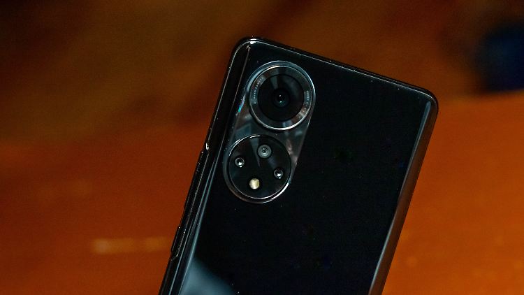 Die glänzende Oberfläche des Honor 50 schlieren- und staubfrei zu halten ist fast unmöglich.