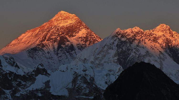 Die Suche auf dem Mount Everest soll am Dienstag weitergehen.