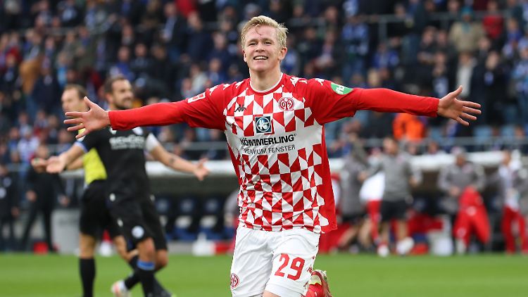Jonathan "Jonny" Burkardt bejubelt seinen Treffer beim Sieg gegen Arminia Bielefeld. Geht er bald schon für die A-Nationalmannschaft auf Torejagd?