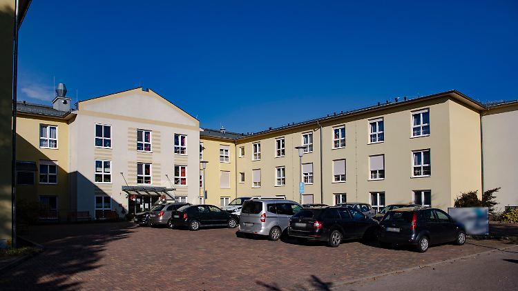 Wie es zu dem Ausbruch in dem Seniorenheim kam, ist noch nicht ermittelt.