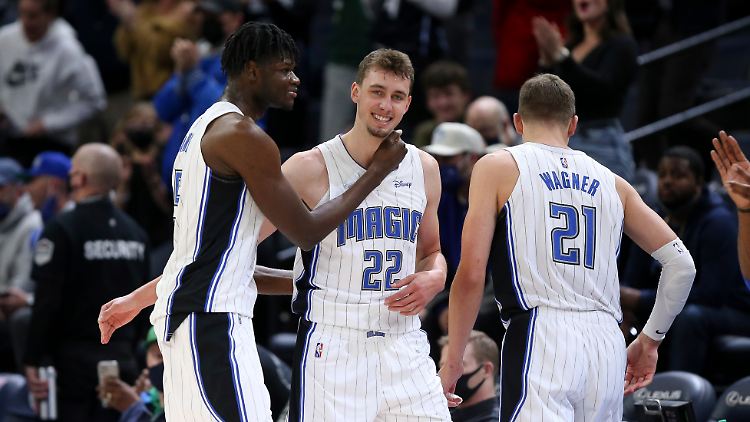 Mo Bamba (l.) feiert mit den Wagner-Brüdern Franz (m.) und Moritz (r.).