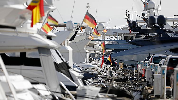 Auffällig viele Yachten mit deutscher Flagge liegen am glamourösen Puerto Portals an.