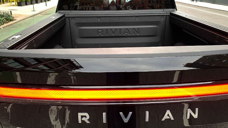 Die milliardenschwere Partnerschaft mit Rivian soll Volkswagen die Elektrofahrzeug-Plattform des US-Unternehmens sichern und die Entwicklung eigener E-Autos vorantreiben. Eine riskante Wette. Denn  Rivian kämpft mit Produktionsengpässen und hohen Verlusten.