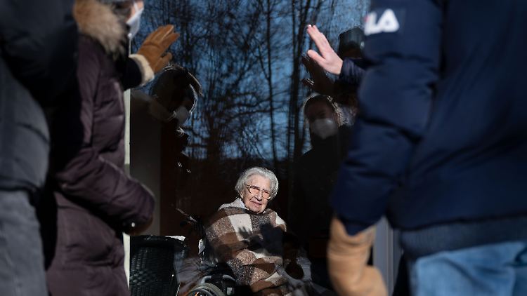 Wenn Menschen ihre Angehörigen im Pflegeheim besuchen wollen, sollten sie zwingend getestet sein, findet der Sozialverband VDK.