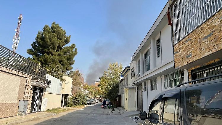 Rauchschwaden über Kabul: Noch bekannte sich niemand zu dem Angriff.