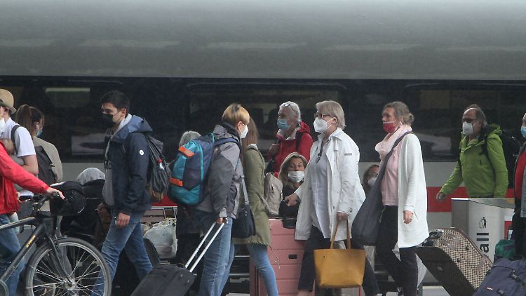 Auch Geimpfte müssen sich wieder schützen, vor allem dort, wo viele Menschen aufeinandertreffen. 