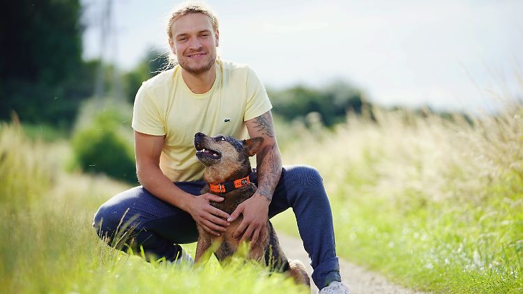 Bauern-Hottie Björn stellt seinen Hofdamen seinen Mini-Tourbus vor.