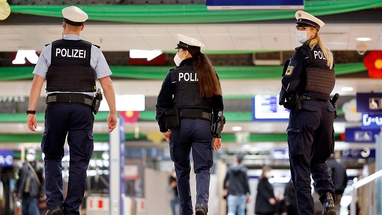1925 Attacken auf Bundespolizisten gab es 2020, geht aus dem nun veröffentlichten Jahresbericht hervor.