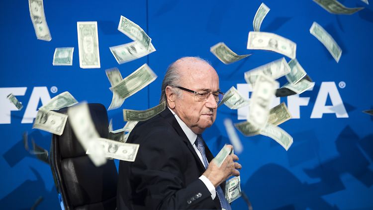 Ex-FIFA-Präsident Joseph Blatter wurde gemeinsam mit Ex-UEFA-Chef Michel Platini wegen Betrugs angeklagt.