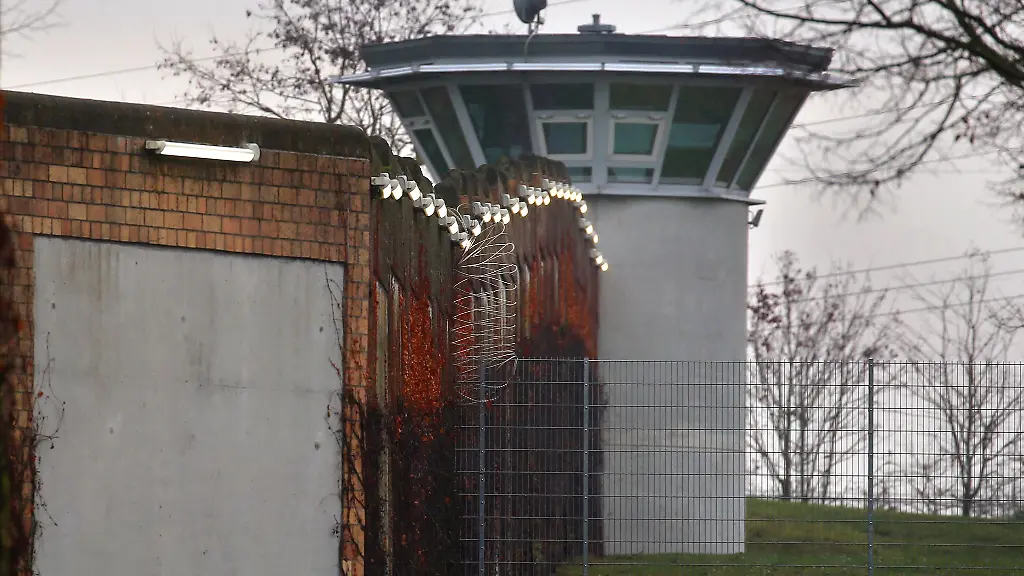 Ein-22-Jahre-alter-Haeftling-steht-im-Verdacht-das-Feuer-in-der-Zelle-gelegt-zu-haben-Er-wurde-schwer-verletzt