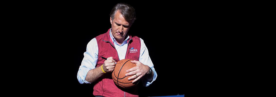 Republikaner Glenn Youngkin setzt sich gegen seinen Rivalen Terry McAuliffe durch - und wird Gouverneur von Virginia.