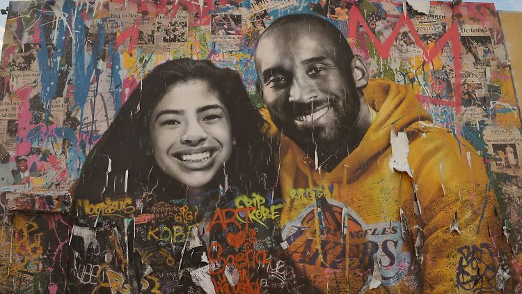 Ein Mural erinnert an NBA-Star Bryant und seine 13 Jahre alte Tochter Gianna. Beim Hubschrauberabsturz am 26. Januar 2020 waren sieben weitere Insassen ums Leben gekommen.