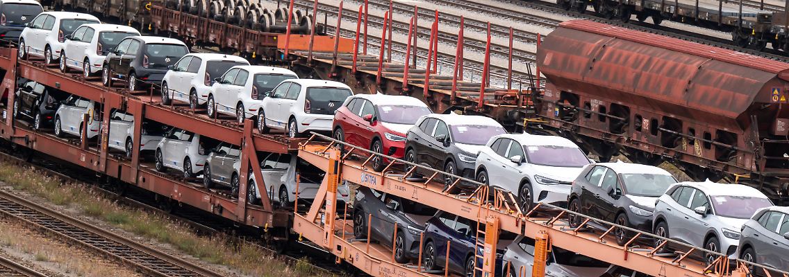 Neuwagen stehen auf einen Güterzug im Nordwesten Münchens.