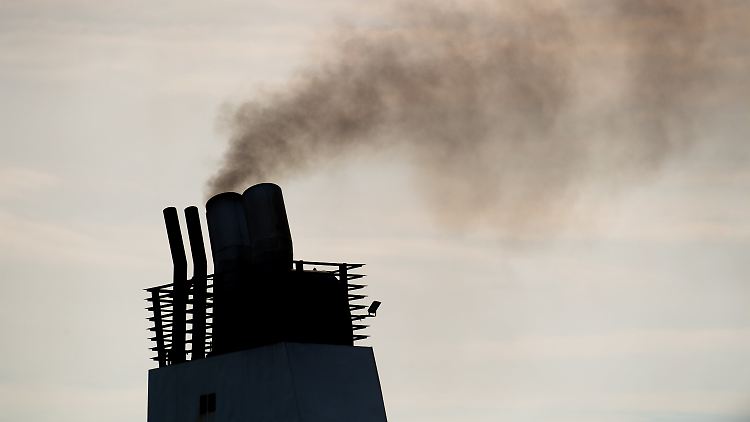 Abgase aus dem Schornstein einer Fähre: In der Schifffahrt werden noch immer hauptsächlich Schweröl und Diesel eingesetzt.