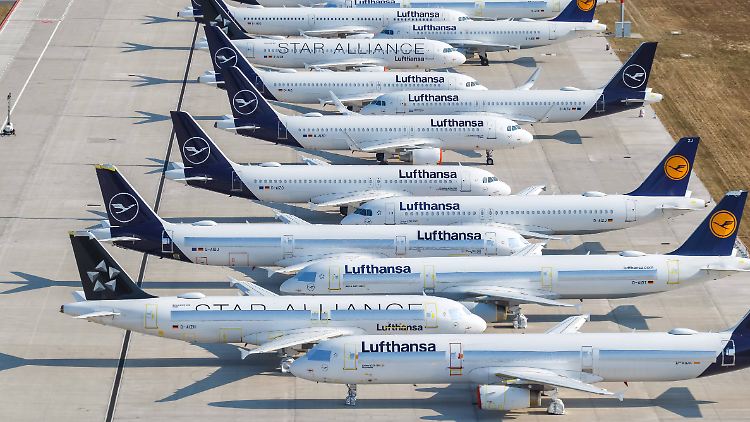 Geparkt statt in der Luft: Lufthansa-Jets am Flughafen BER in Berlin.