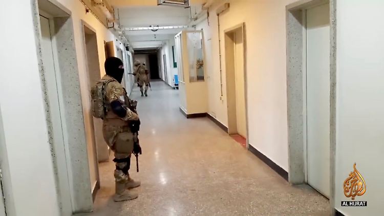 Taliban-Soldaten im Inneren des Krankenhauses: Mindestens 19 Menschen kommen bei dem Anschlag ums Leben.