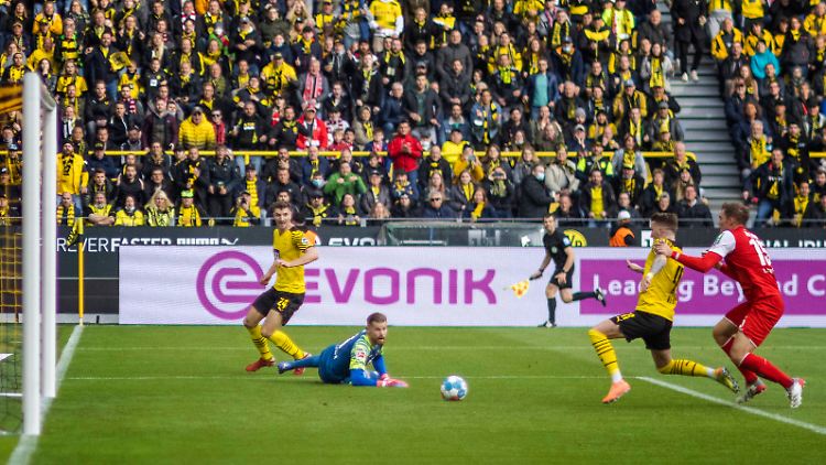 "Hat hier jemand einen Ball bestellt?", fragt Meunier, aber Reus verpasst die Hereingabe.