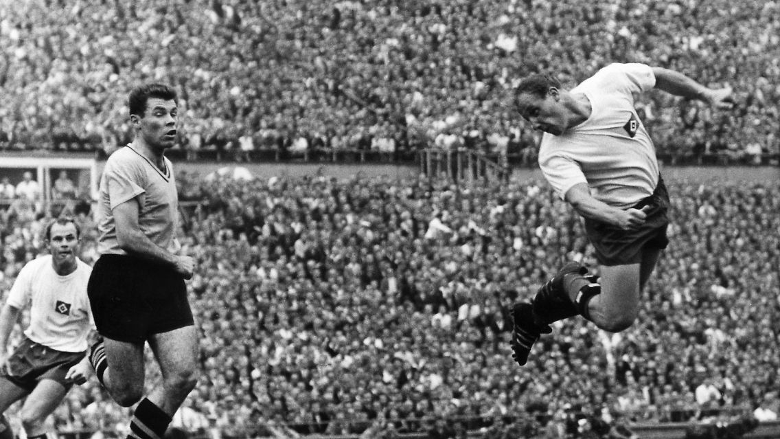 1963 wird der Hamburger SV erstmalig DFB-Pokalsieger. Matchwinner mal wieder: Uwe Seeler. Mit einem Hattrick entscheidet er das Finale gegen Borussia Dortmund mit 3:0 für den HSV vor 65.000 Zuschauern. Ein Nachkriegsrekord.