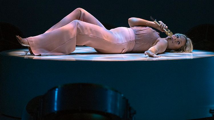 Da zeichnet sich was ab: Helene Fischer in der Sendung "Klein gegen Groß - Das unglaubliche Duell".