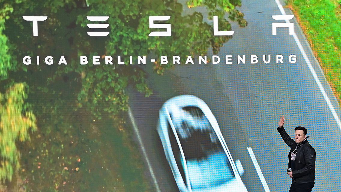 Davon verdiente Musk in diesem Jahr allein 156 Milliarden Dollar. Das Jahresplus allein ist damit größer als das Vermögen, das ein Warren Buffett oder Bill Gates insgesamt auf die Waage bringt.