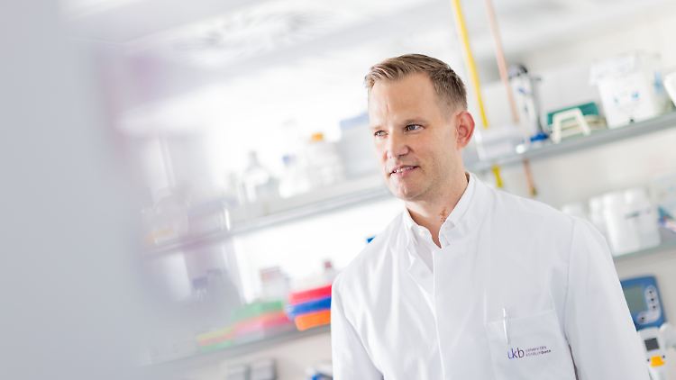 Hendrik Streeck ist Direktor des Instituts für Virologie und HIV-Forschung an der Medizinischen Fakultät der Universität Bonn.