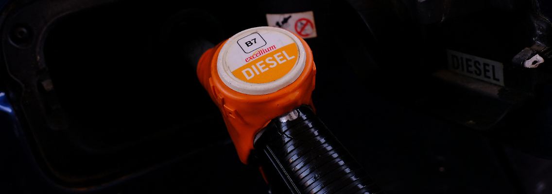 Der Diesel ist bis auf weiteres einer der Treibstoffe, der nicht nur Pkw antreibt. Warum sollte man ihn nicht sauberer machen?