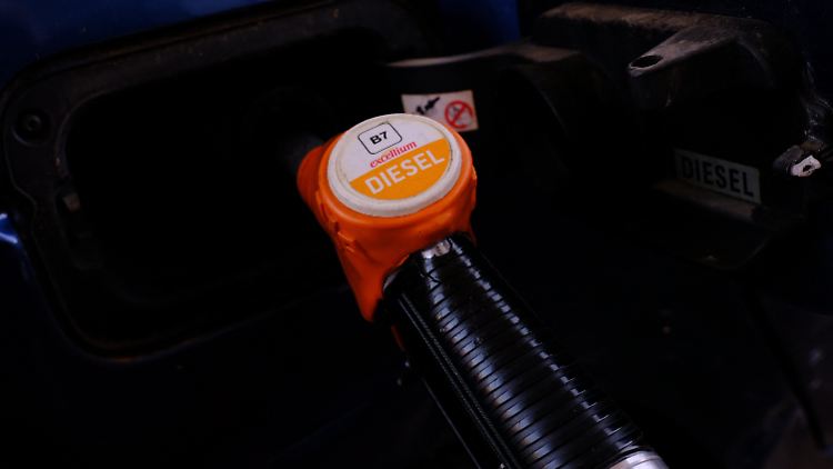 Der Diesel ist bis auf Weiteres einer der Treibstoffe, der nicht nur Pkw antreibt. Warum sollte man ihn nicht sauberer machen?