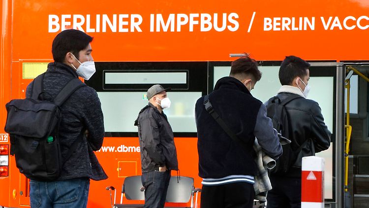 Zusätzlich zu Arztpraxen haben Berlinerinnen und Berliner noch immer die Möglichkeit, sich in öffentlichen Stellen gegen Corona impfen zu lassen. 